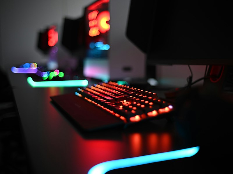 The neon-lit main floor of SteelRaidLegends